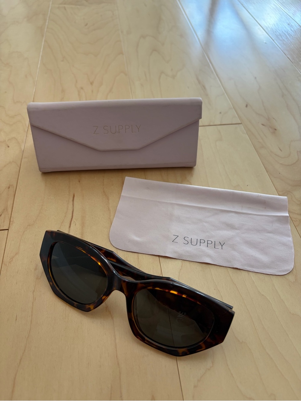 Z Supply Lovesick Polarized Sunglasses + Case and Lens Cloth